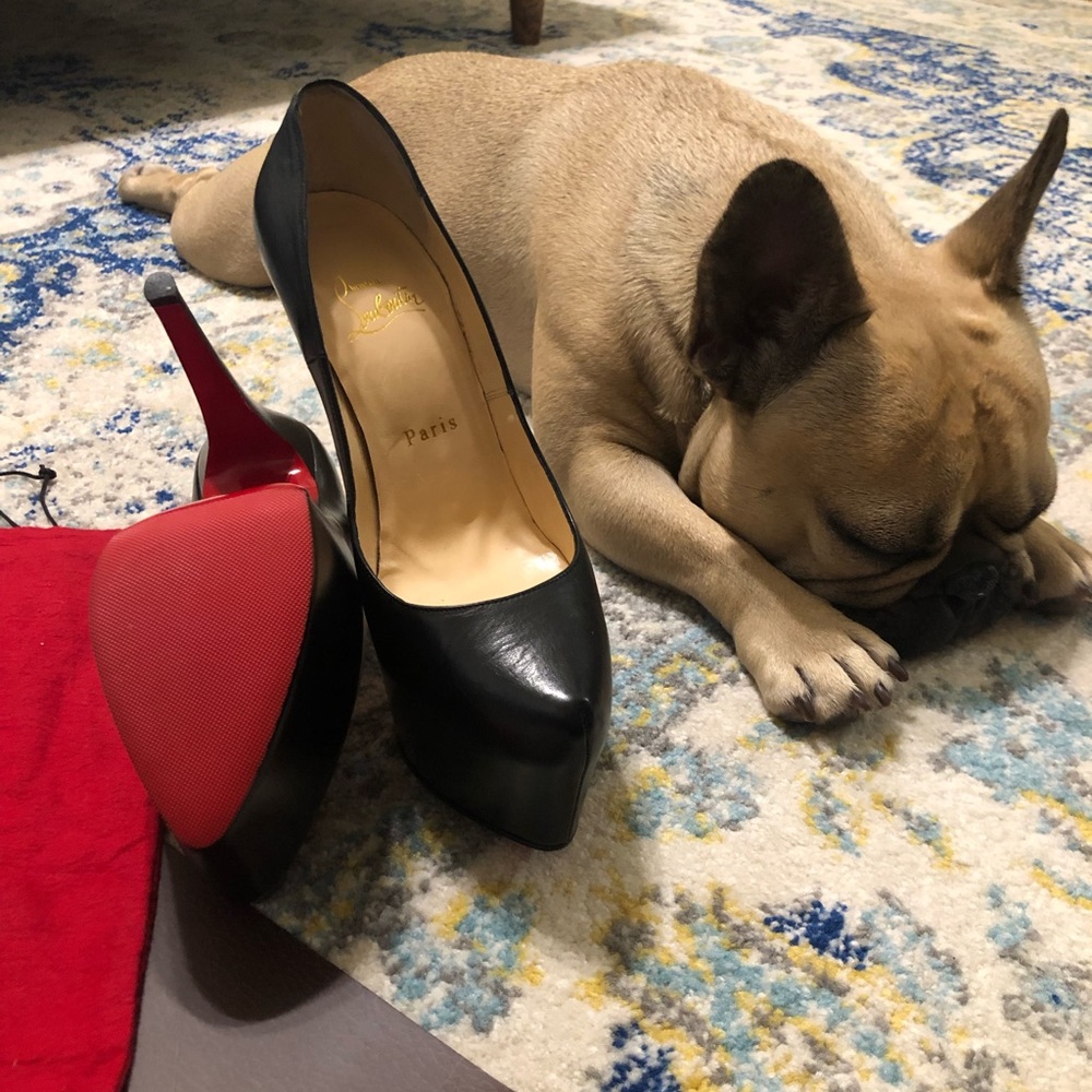 Authentic Louboutin Daffodile 38 black